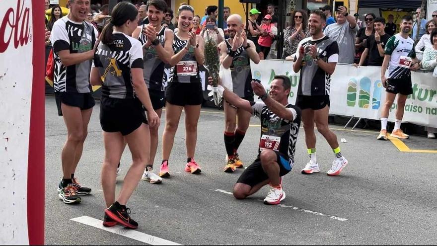 Petición de matrimonio en la meta de la "Ruta de la Reconquista"