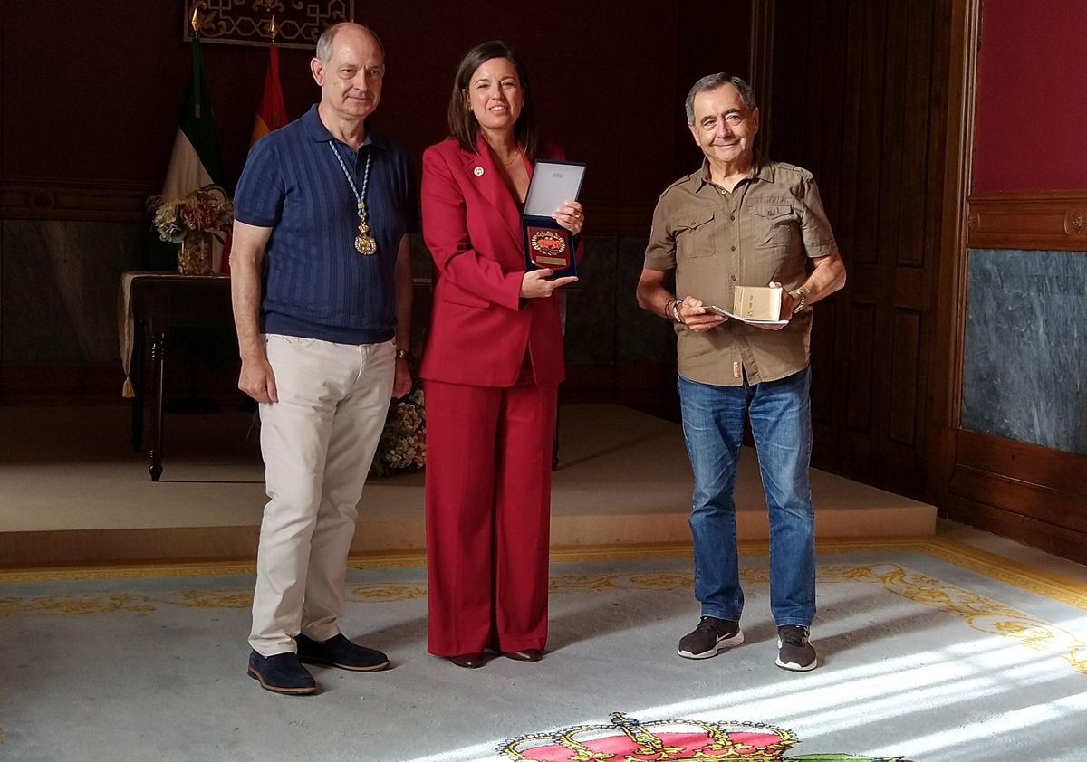Entrega de la insignia de las Hermandad Azores y Centoleiros a la alcaldesa de San Fernando.