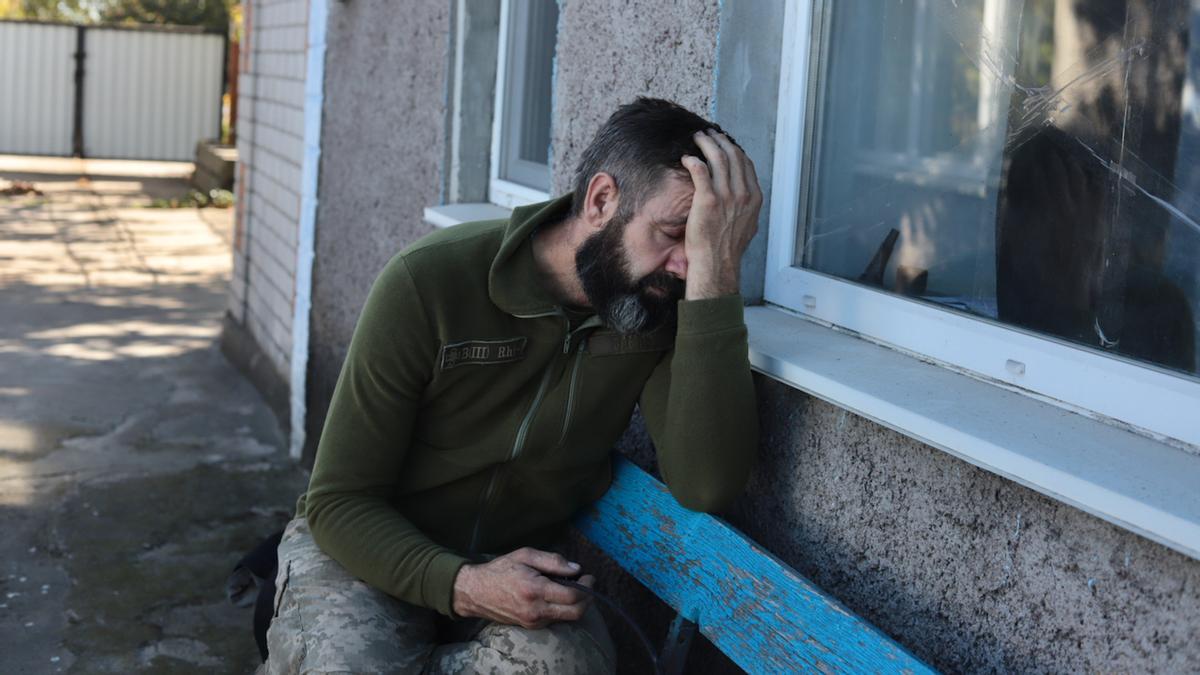 El sargento Oleksandr Opel se toma un descanso en una aldea recuperada por las fuerzas ucranianas en Jersón.
