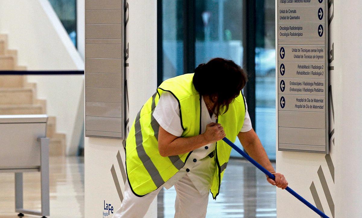 La mujer trabaja en la limpieza de un hospital de la ciudad