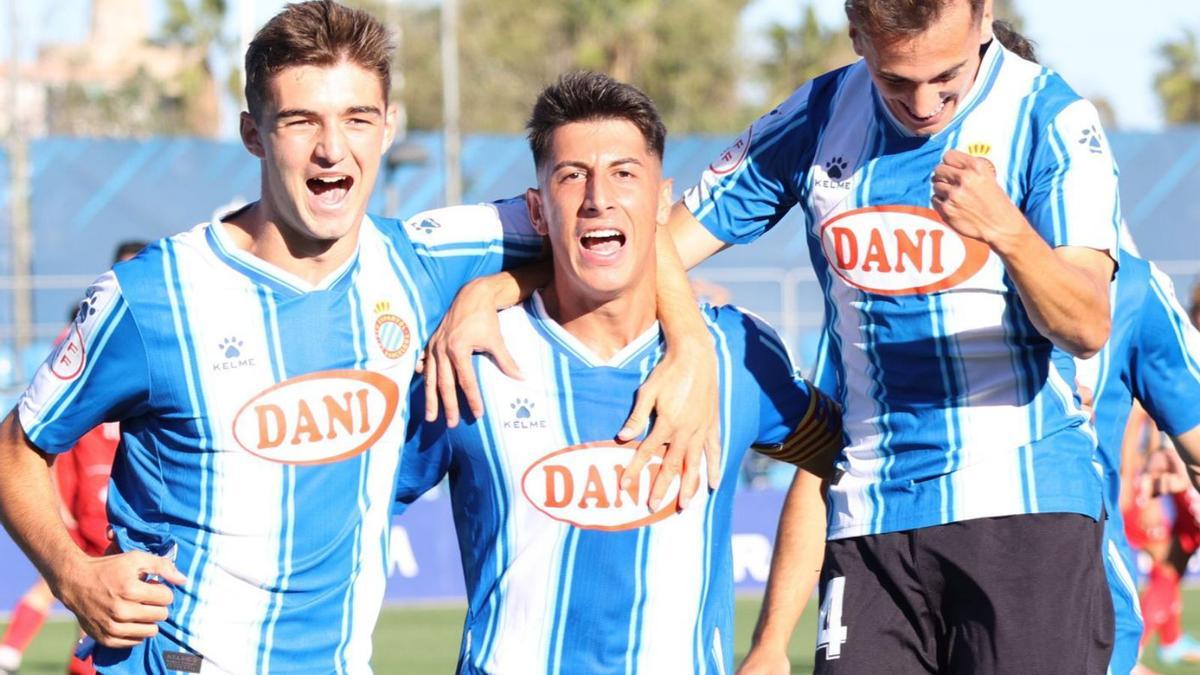 Los futbolistas del Espanyol B celebran el gol de Villahermosa ante el CD Ibiza. | RCDE