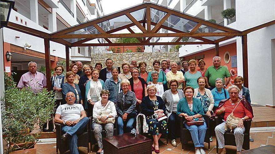La peña "Los Candiles" viajó a Peñíscola