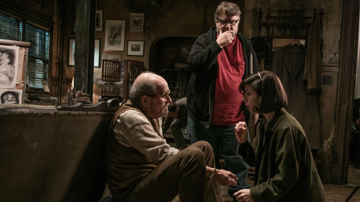 Guillermo del Toro, con Richard Jenkins y Sally Hawkins, en el rodaje de 'La forma del agua'