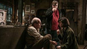 Guillermo del Toro, con Richard Jenkins y Sally Hawkins, en el rodaje de ’La forma del agua’