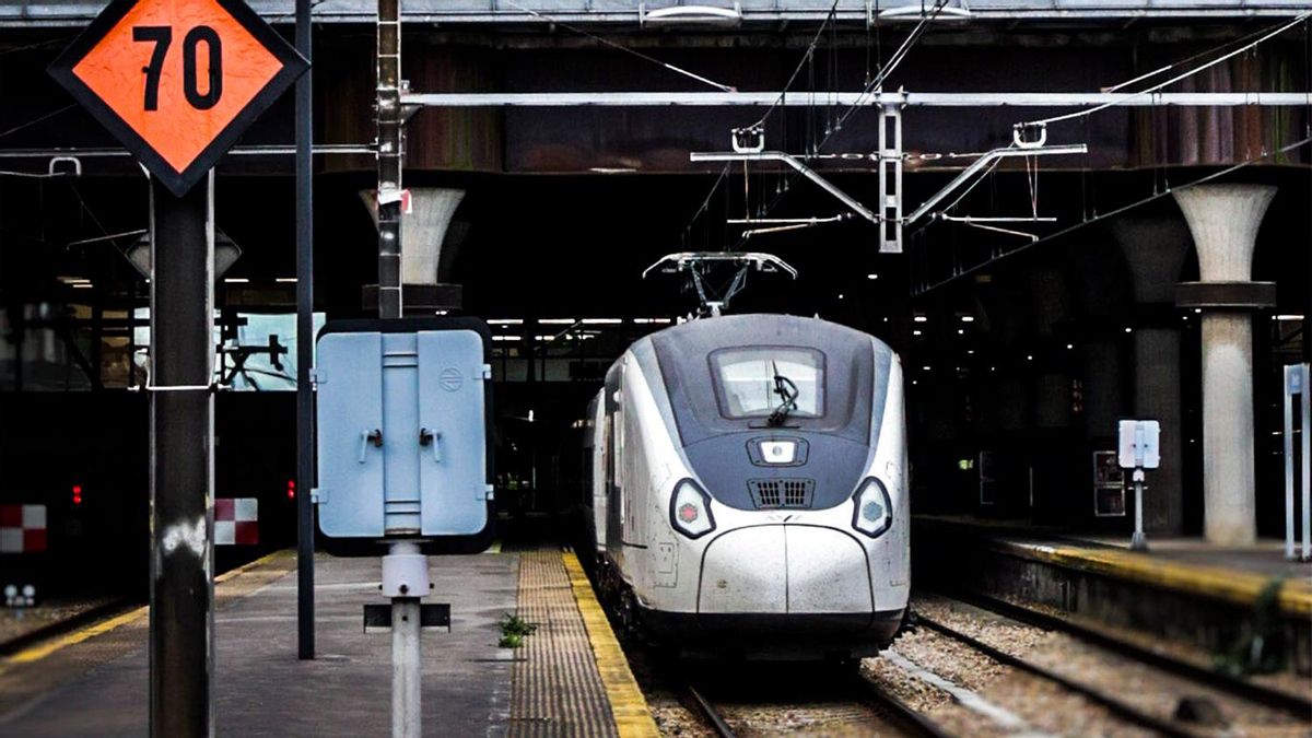 Un tren AVE, saliendo de la estación de Oviedo.