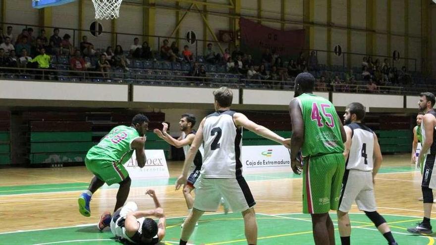 Un lance del partido jugado ayer en Plasencia.