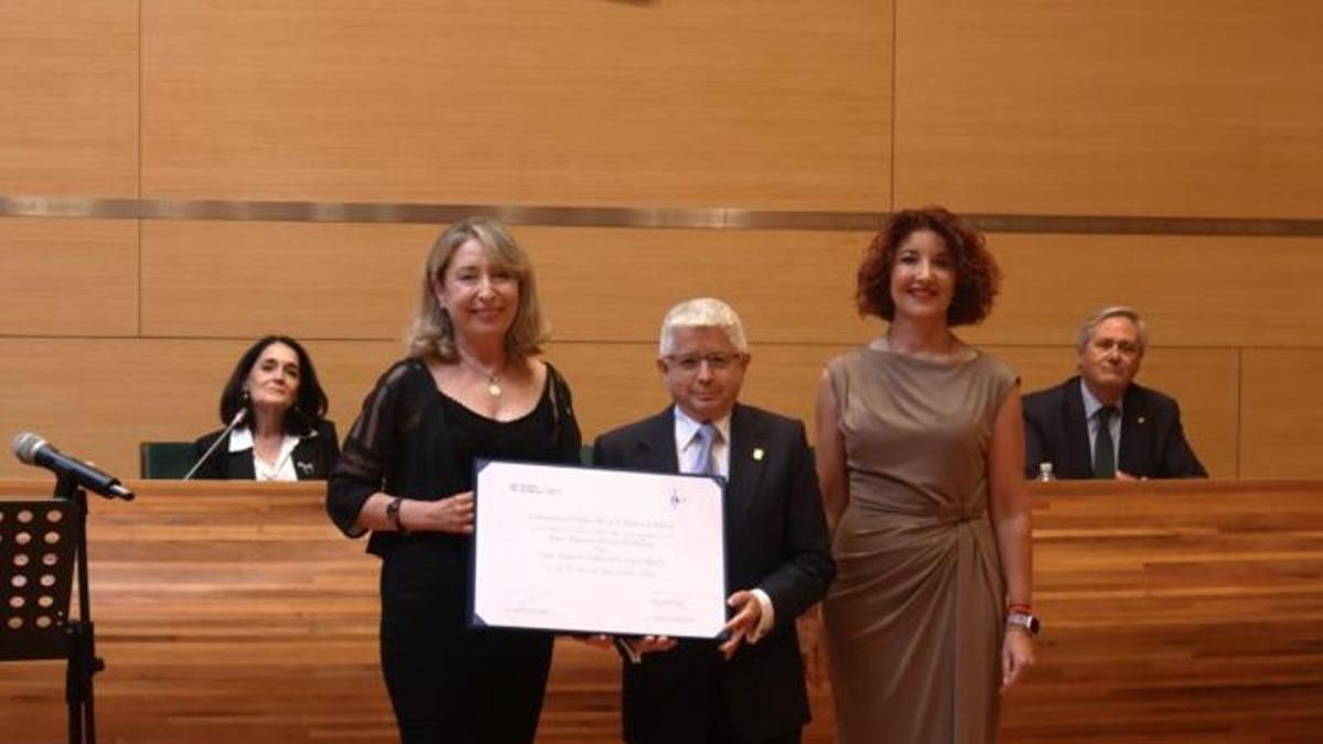 Javier Sicluna recibe el galardón del Colegio de Médicos.