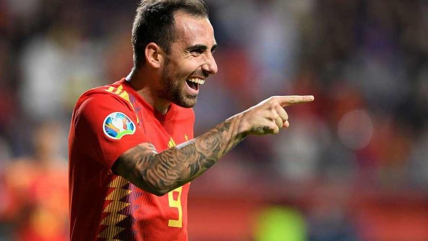 El delantero Paco Alcácer celebra el cuarto gol de la selección española a Islas Feroe, anoche en el estadio de El Molinón. // Reuters