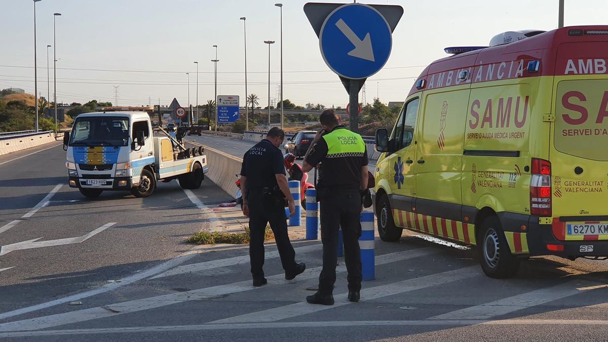 La Policía Local y la ambulancia en el lugar del accidente.