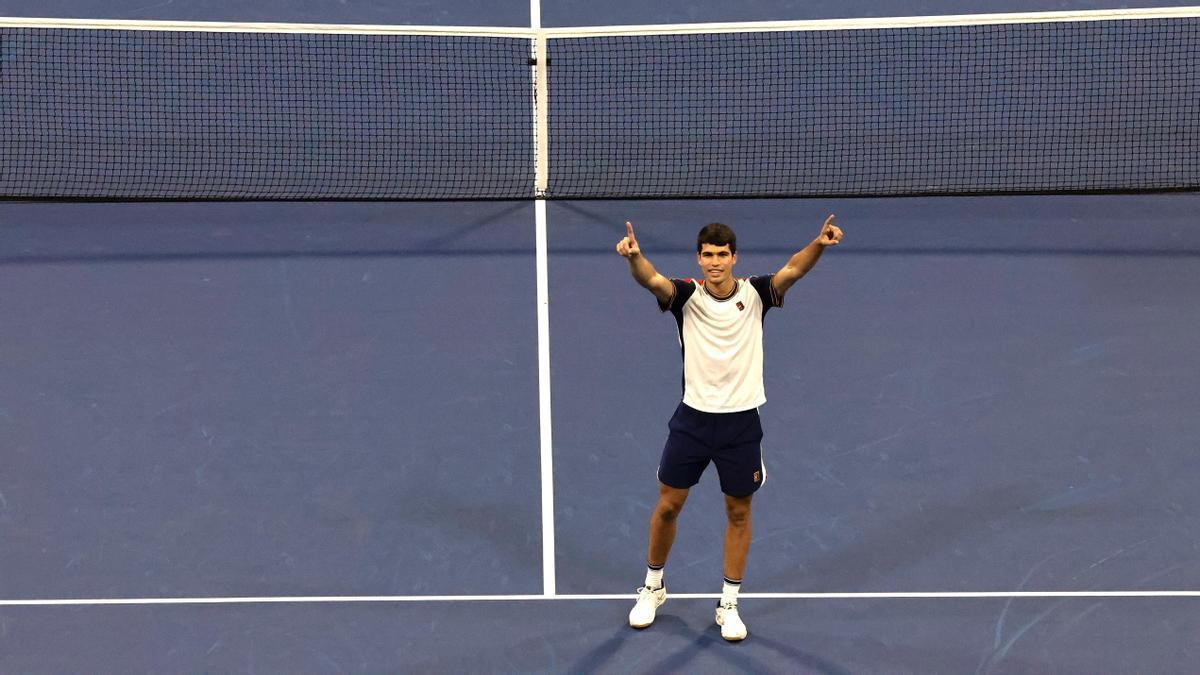 Carlos Alcaraz celebra su victoria en octavos de final en el US Open.