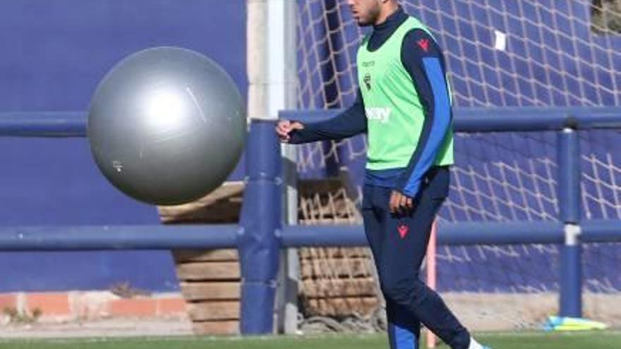 Rubén Vezo, en un entrenamiento con el Levante UD.