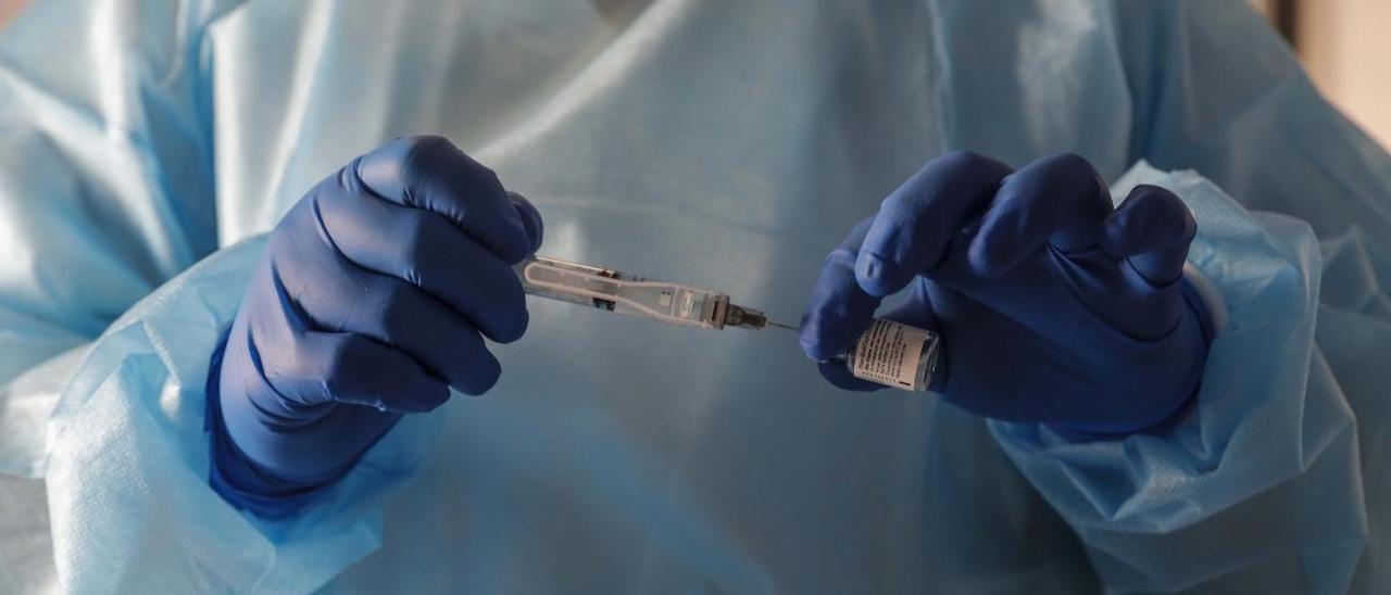 Una sanitaria prepara una dosis de una de las vacunas contra la covid