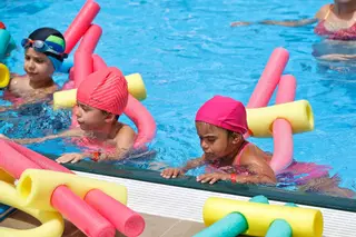 Visita a los cursillos de natación en la piscina Acidalio Lorenzo