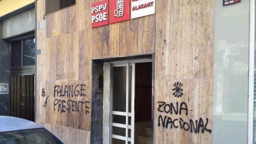 PSPV-PSOE Símbolos falangistas y huevos contra la fachada