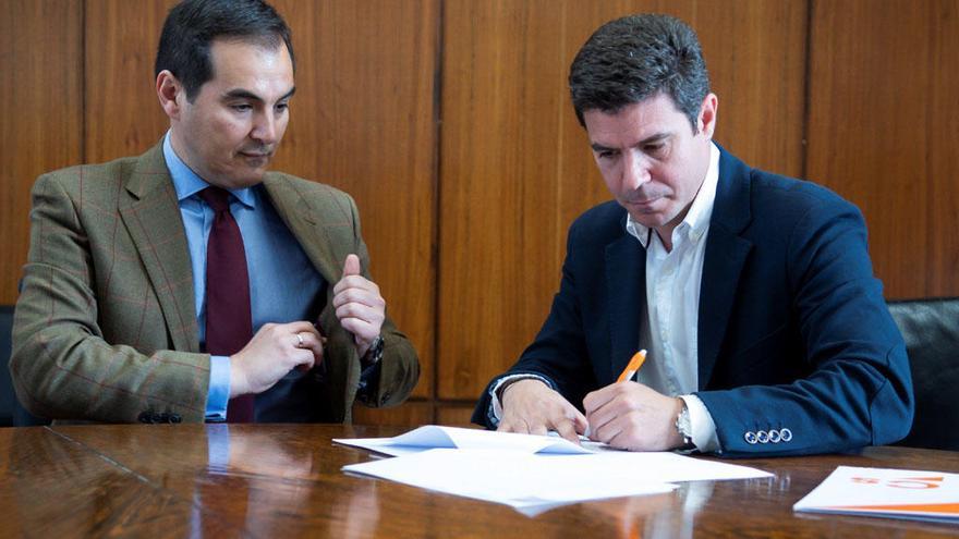 José Antonio Nieto (izquierda) y Sergio Romero firman la proposición de ley.