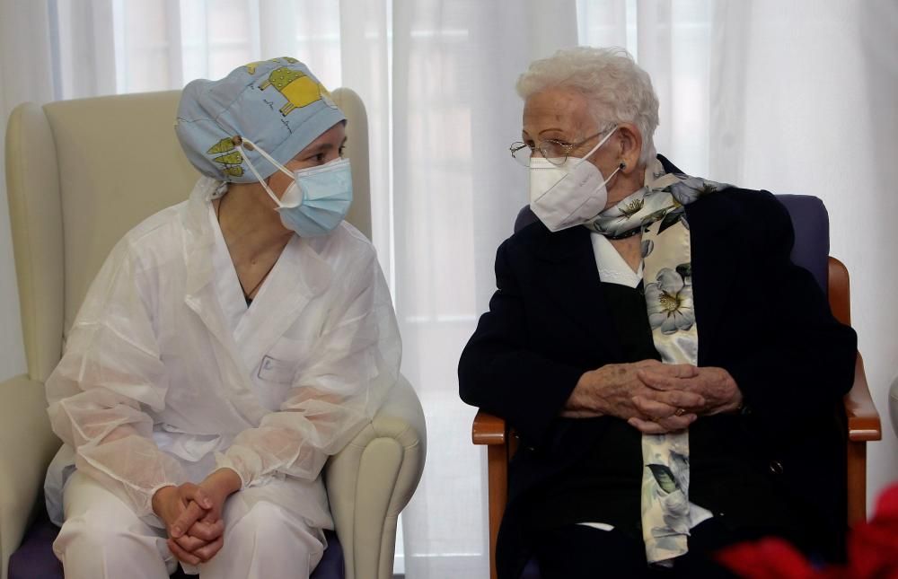 Araceli, de 96, primera persona en vacunarse contra el coronavirus en España