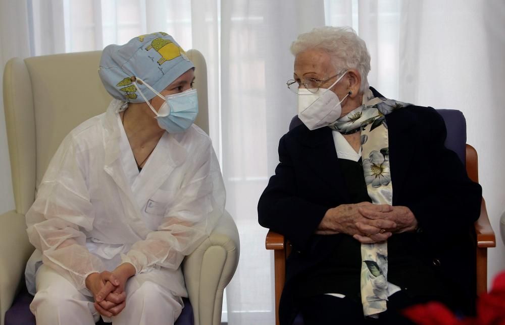 Araceli, de 96 años, primera persona en vacunarse contra el coronavirus en España