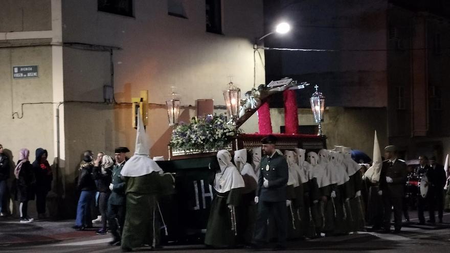 La lluvia da una tregua a la procesión de la cofradía del Cristo de la Salud en Coria