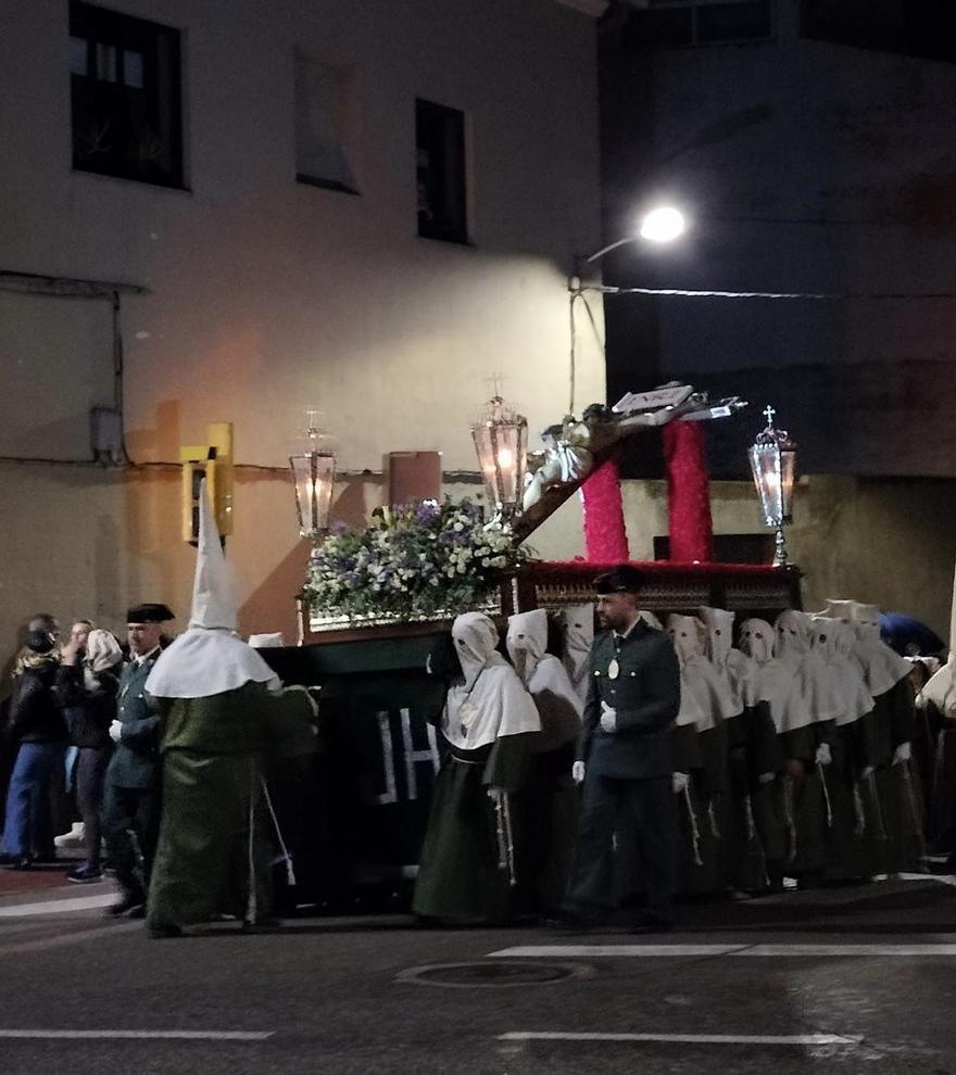 La lluvia da una tregua a la procesión de la cofradía del Cristo de la Salud en Coria