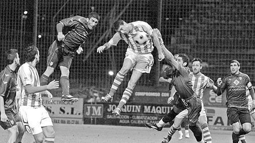 Turiel supera en el salto a la defensa del Lugo y marca el gol del empate para el Pontevedra en el derbi de ayer en Pasarón.