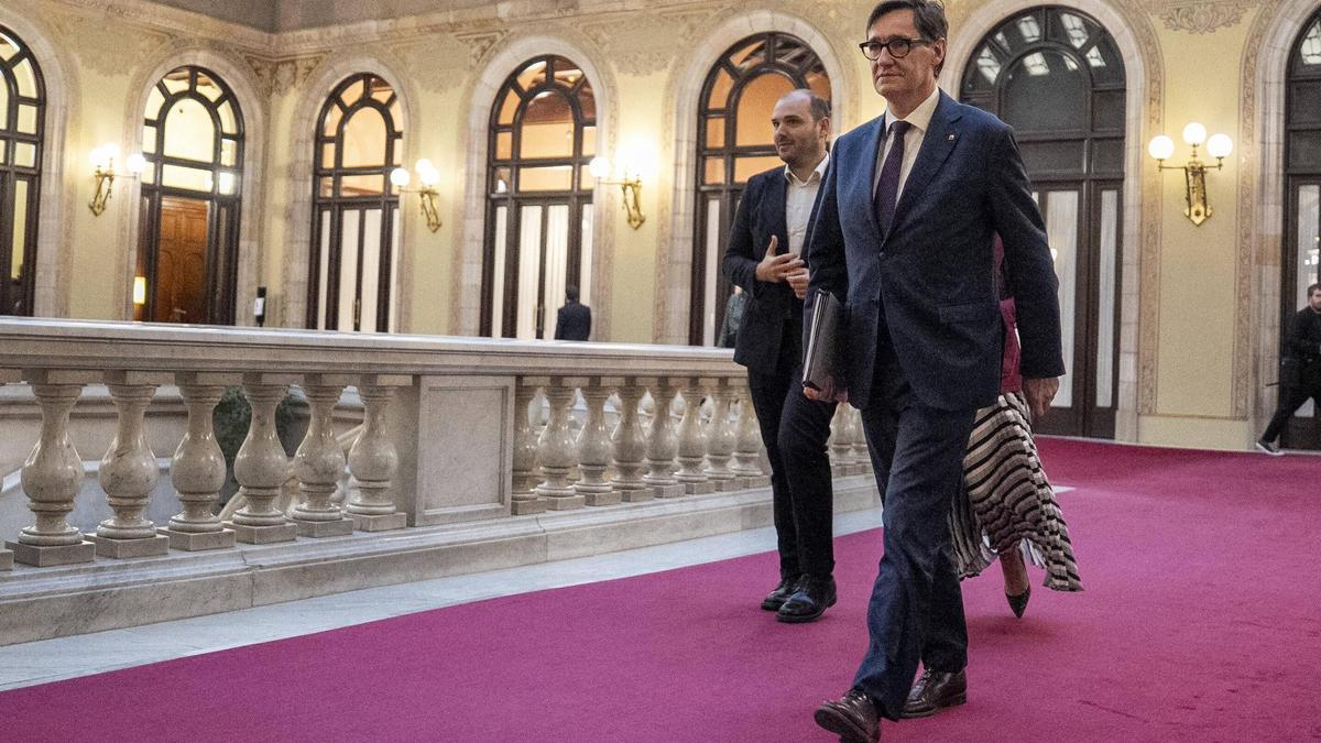 El president Illa y el conseller Dalmau antes de participar en el debate de política general.