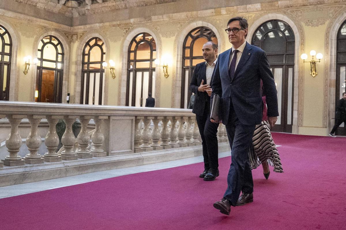 El president Illa y el conseller Dalmau antes de participar en el debate de política general.