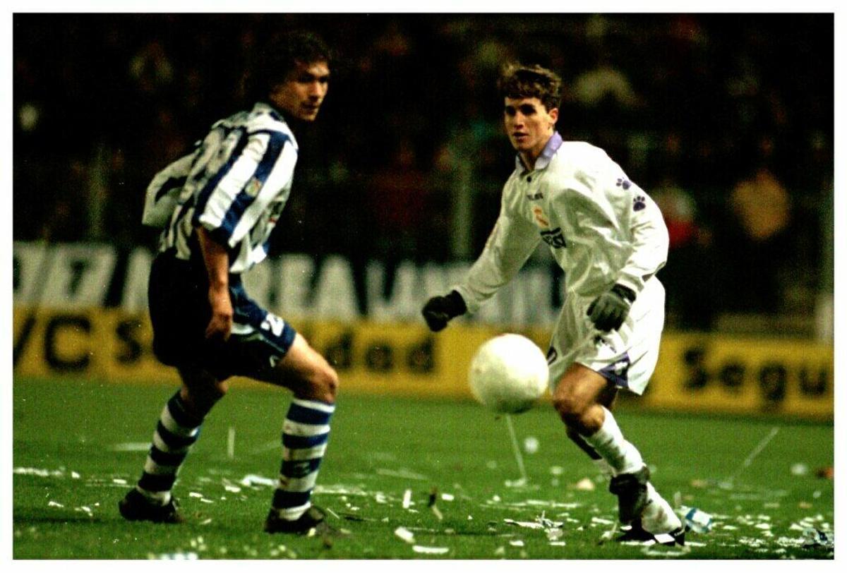 El jugador del Real Madrid Savio y Pablo, del Alavés, durante los octavos de final de la Copa del Rey 1997-98