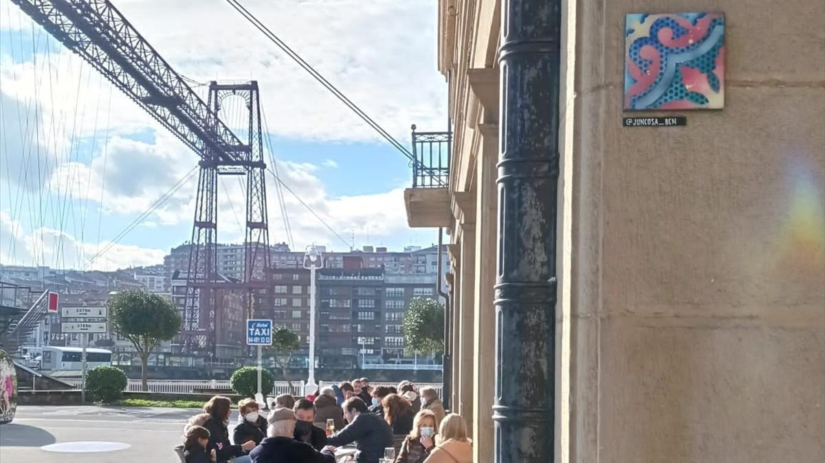 Una de las baldosas de Juncosa con el puente Bizkaia de fondo.