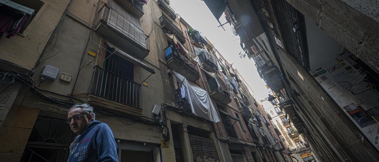 La calle d'en Roig, en el barrio del Raval de Barcelona, donde se denuncia una ocupación delictiva.