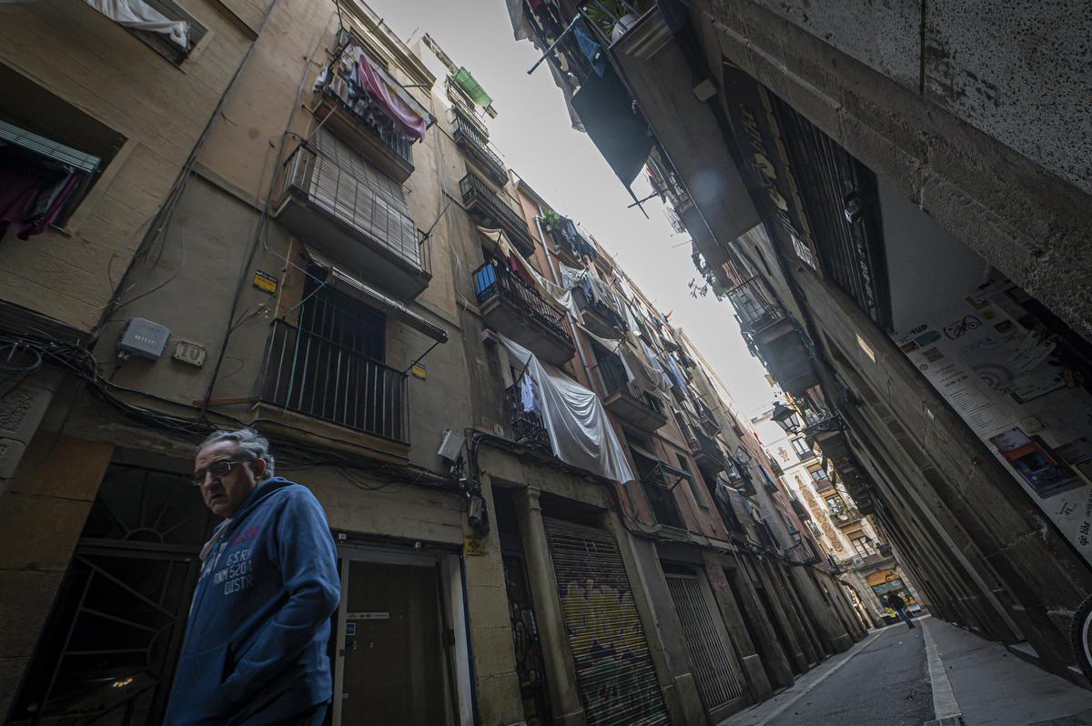 La calle den Roig, en el barrio del Raval de Barcelona, donde se denuncia una ocupación delictiva.