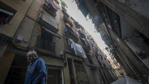 La calle den Roig, en el barrio del Raval de Barcelona, donde se denuncia una ocupación delictiva.