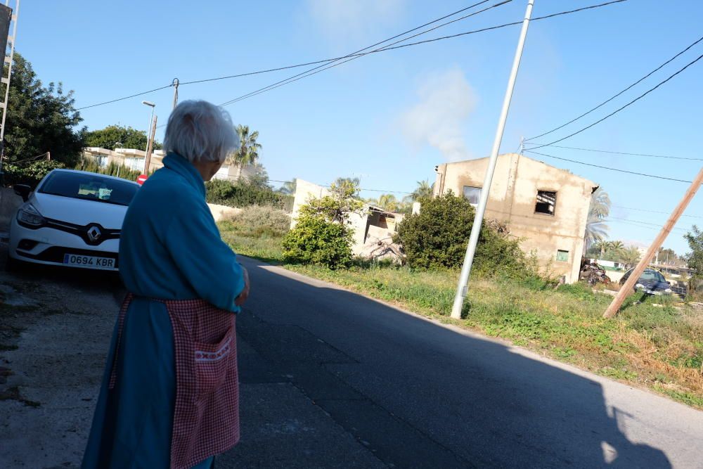 Un aparatoso incendio calcina una casa de campo en Sant Joan