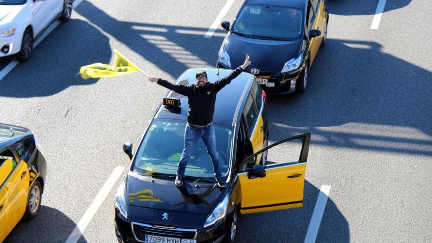 Col·lapse a les rondes de Barcelona durant tres hores per la protesta dels taxistes