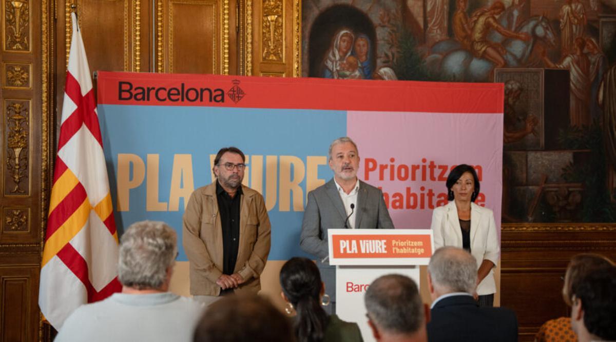 Collboni, con Camil Ros (UGT) y Belén López (CCOO), durante la presentación del convenio de vivienda.