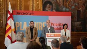 Collboni, con Camil Ros (UGT) y Belén López (CCOO), durante la presentación del convenio de vivienda.