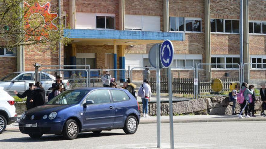 Estudiantes del IES A Paralaia de Moaña, saliendo de clase esta tarde.