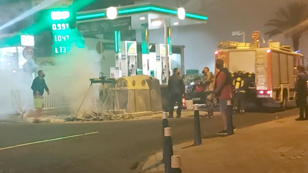 Incendio contenedor de papel frente a la gasolinera BP de la calle Echegaray, en Las Palmas de Canaria.