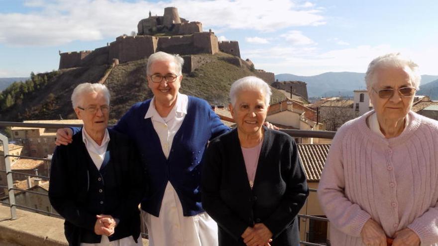 Les quatre germanes davant la residència amb l&#039;emblemàtic castell de Cardona al fons