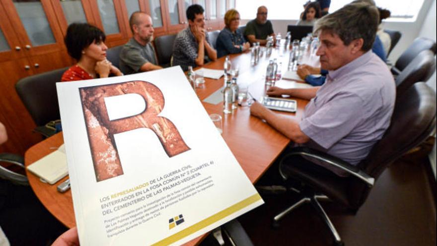 Javier Doreste. Frente a él, Beatriz Andreuz, Javier Velasco, Javier Márquez, Pino y Paco González.