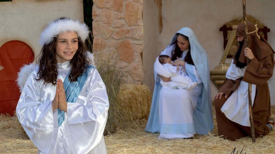 La Virgen María y San José cuidan a Jesús en el Belén Viviente.