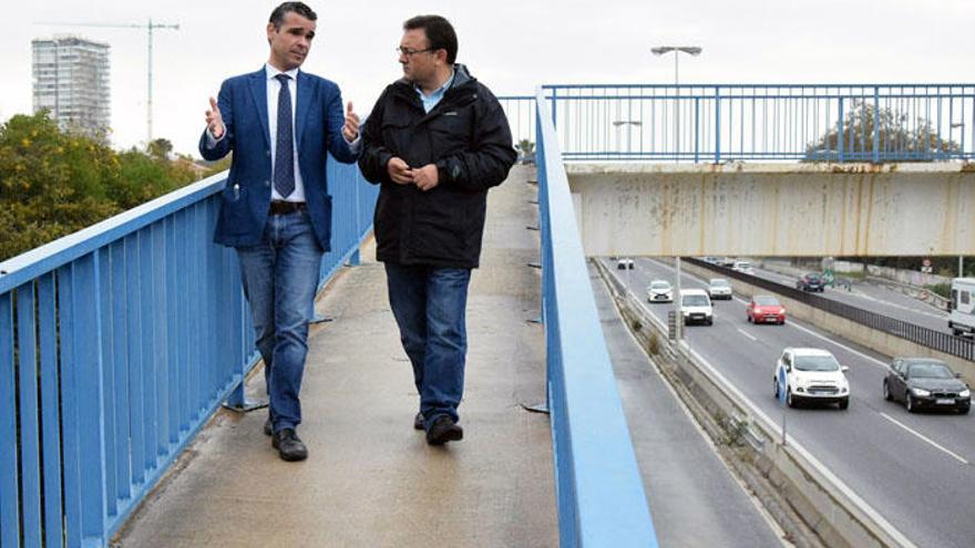 El secretario general del PSOE en el Congreso de los Diputados, Miguel Ángel Heredia, afirma que las pasarelas se encuentran en un estado &quot;tercermundista&quot;.