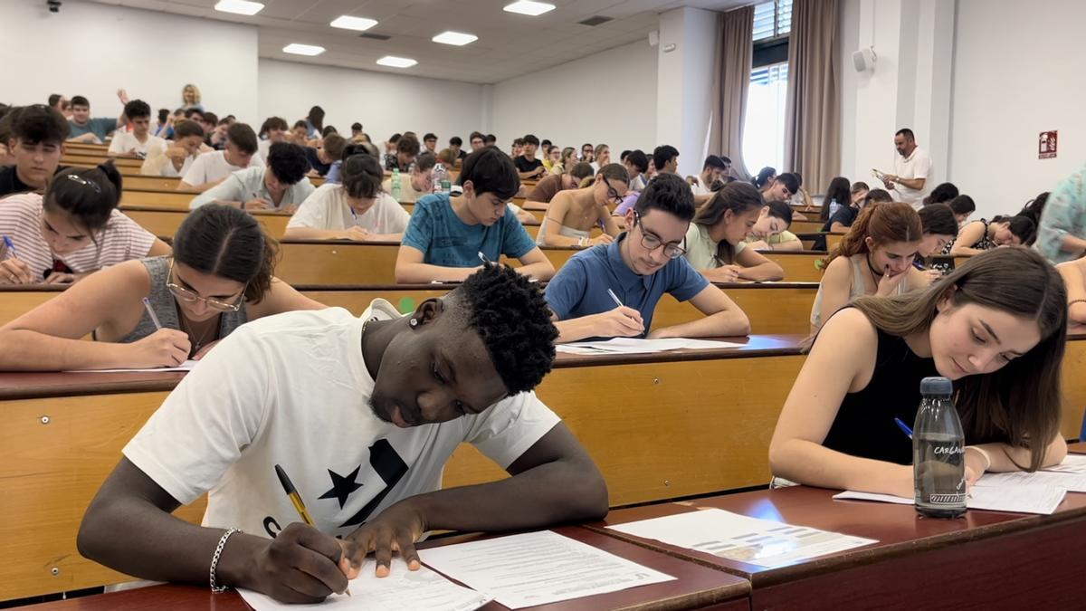 Unos 9.200 estudiantes malagueños se han enfrentado al primer día de la PEvAU.