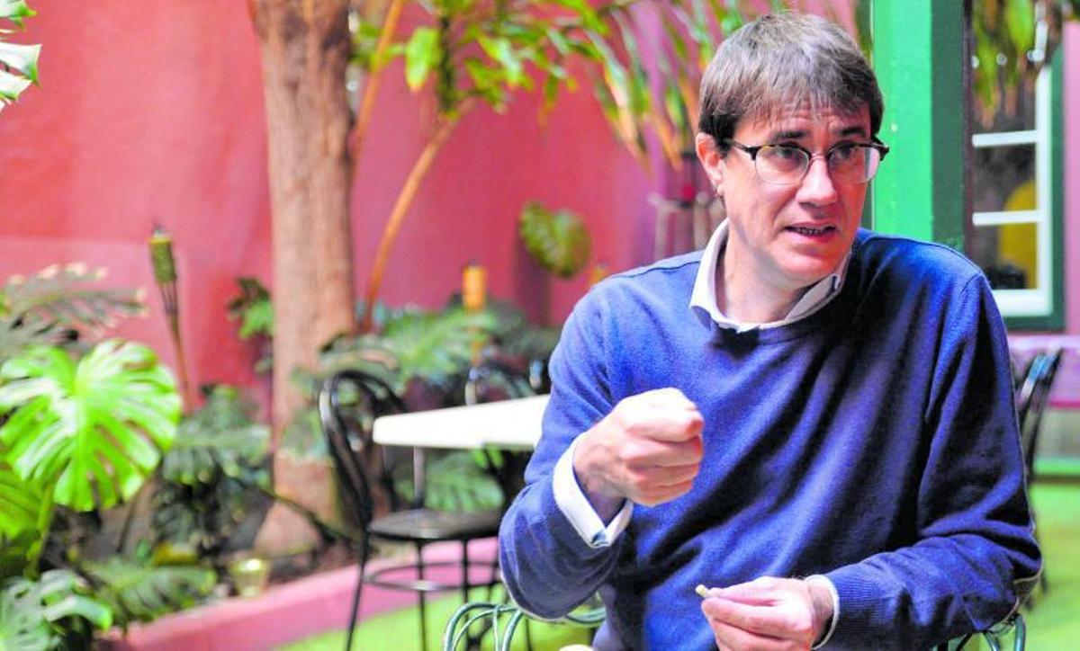 El escritor José Félix Valdivieso, en Las Palmas de Gran Canaria.