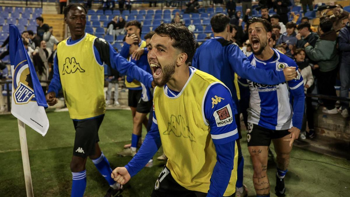 Mehdi Puch celebra la victoria del Hércules en el derbi contra el Eldense.