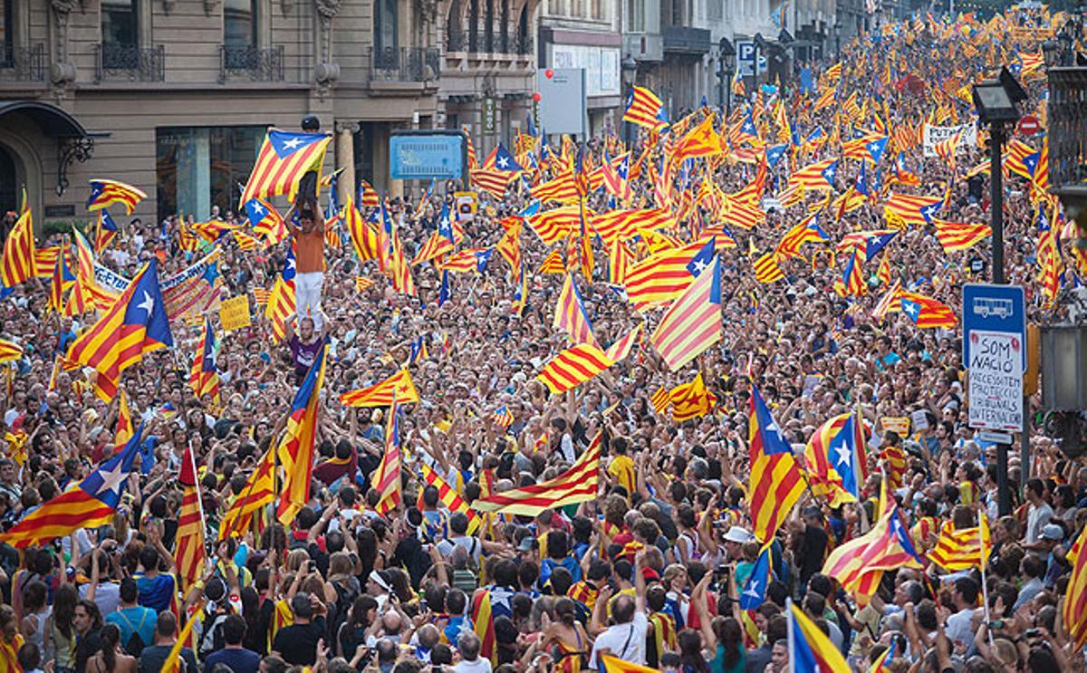 La marea d’estelades cobreix els carrers de Barcelona clamant per la independència de Catalunya.