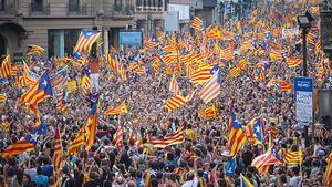 La marea d’estelades cobreix els carrers de Barcelona clamant per la independència de Catalunya.