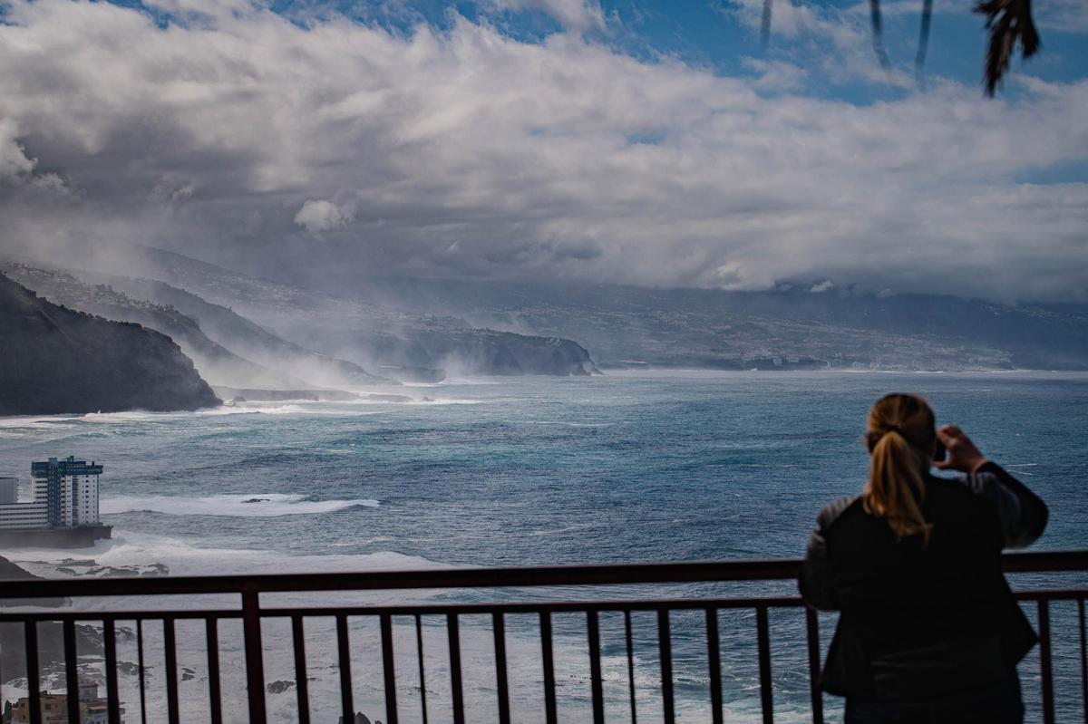 Fuerte oleaje en la costa de Tacoronte