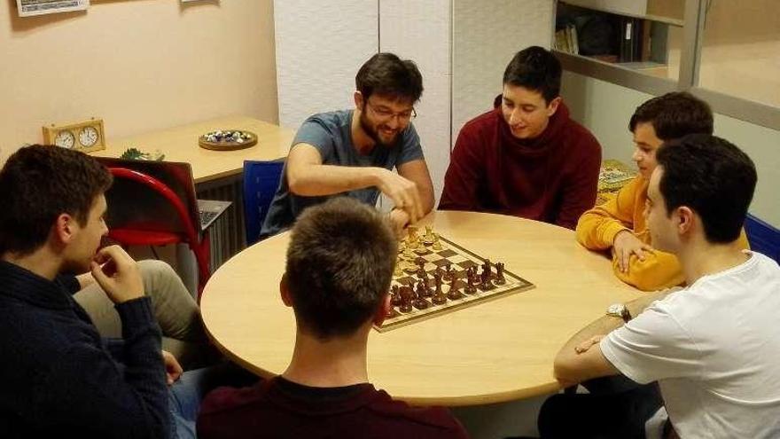 Iván Salgado, con los jóvenes ajedrecistas ourensanos. // FdV