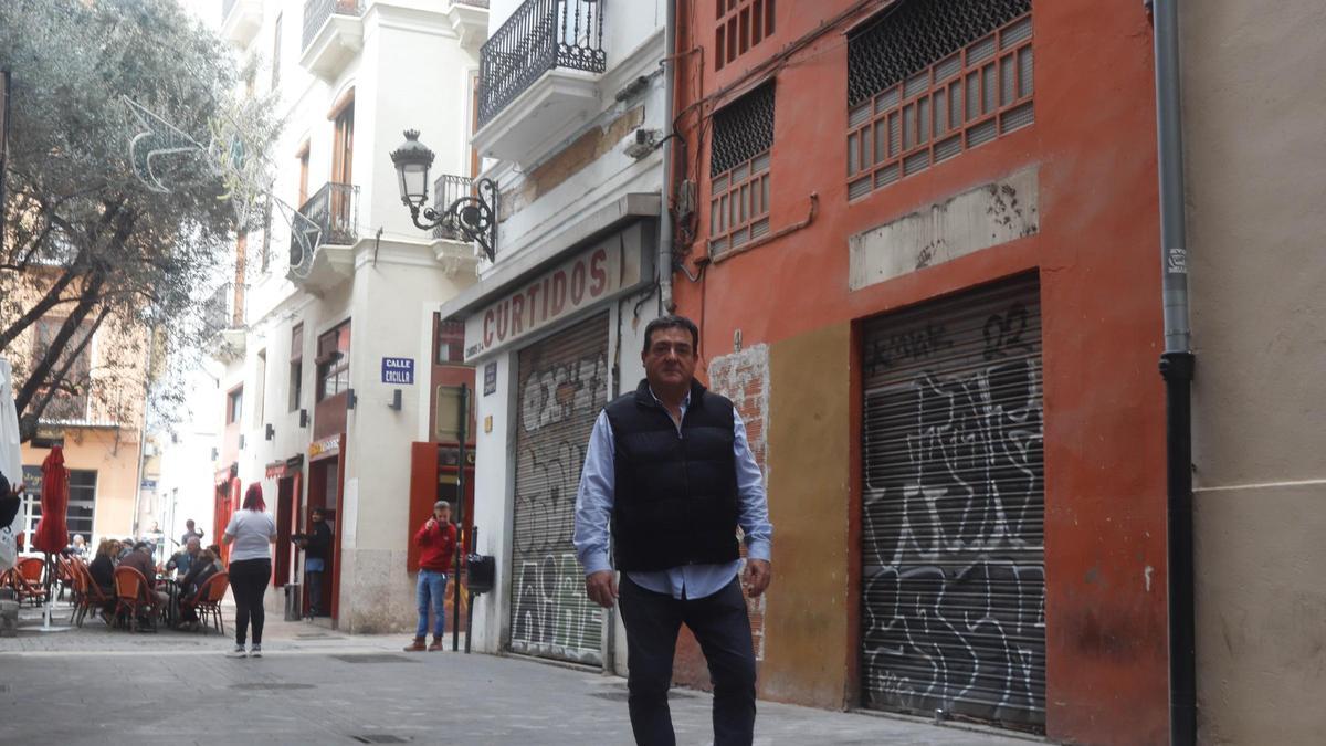 Juan Ramón Martínez delante del edificio de su mujer en el centro de València