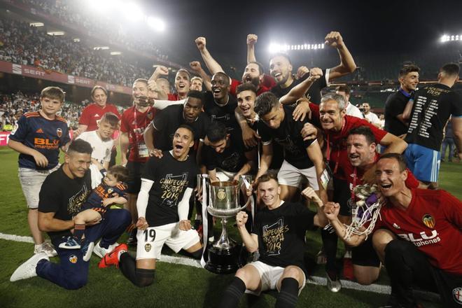 Los jugadores del Valencia celebran con el trofeo después de ganar el último partido de fútbol de la Copa del Rey (Barcelona) 2019 contra el Barcelona en el estadio Benito Villamarin de Sevilla.